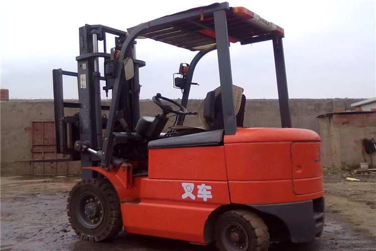 在濟(jì)寧合力叉車搬運作業(yè)時出現(xiàn)負(fù)重超荷、裝卸物品搖晃不平衡和貨品意外跌落傷人等現(xiàn)象