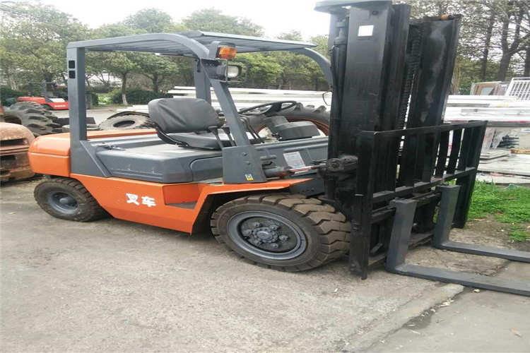 當(dāng)叉架上荷載過重會引起車尾翹起，此時讓人員站在濟(jì)寧合力叉車一端利用體重充當(dāng)平衡配重，結(jié)果在提升貨品時車尾突然上翹致使人員跌傷